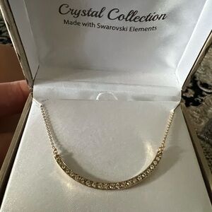 NWT the Crystal Collection Swarovski curve neck necklace!